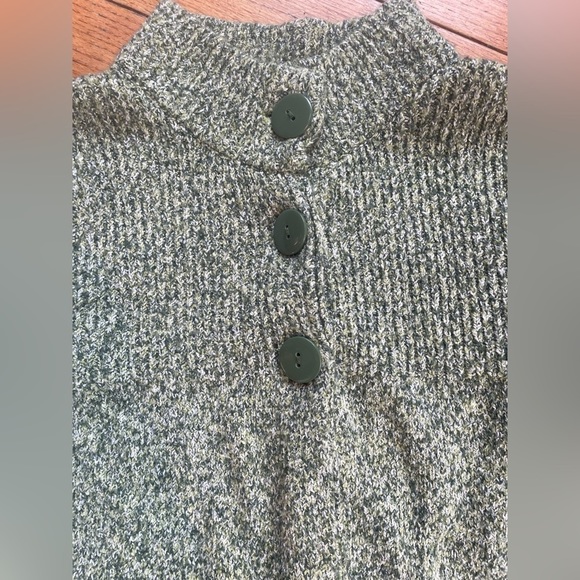 SML Design Green & White Sweater Knit 3 Button Closure Size M - Picture 2 of 7